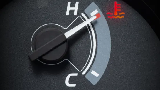 Surchauffe moteur : causes, symptômes et que faire